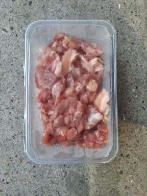 Viande (+ un peu d'os) de poulet 1kg